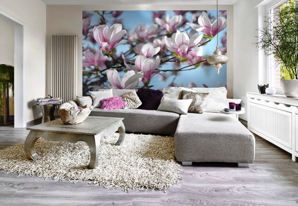 В качестве варианта дизайна, одну из стен можно оклеить цветочными фотообоями