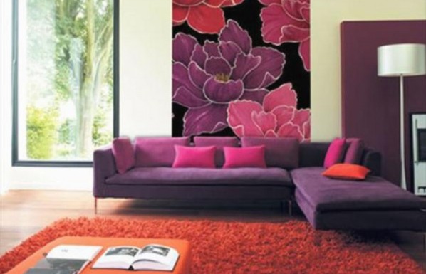 модные обои для зала 2015 сочетание с мебелью розовыми сиреневыми цветами