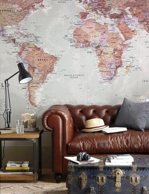 "Карта мира" и старинная мебель для современного дизайна интерьера в винтажном стиле
