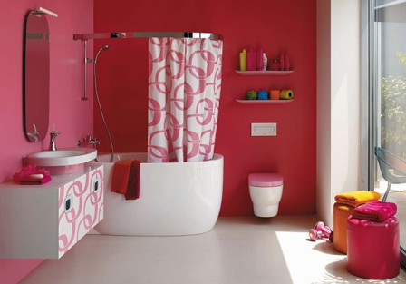 Отделка стен в ванной розовой краской