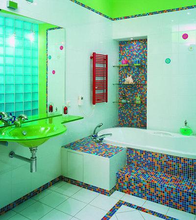Необычный яркий дизайн небольшой ванной комнаты