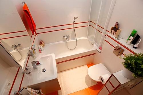 Светлая ванная комната с яркими акцентами в оформлении