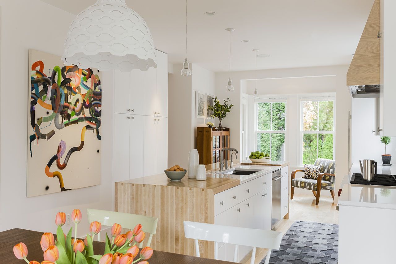 Белая кухня с деревянной столешницей: фото, примеры фасадов, фартуков и интерьеров