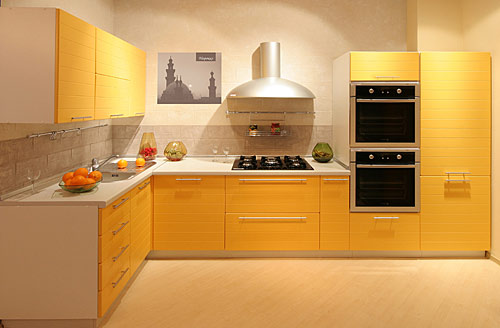 Дизайн желтой угловой кухни со встроенной техникой