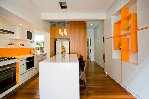 Дизайн оранжевой угловой кухни