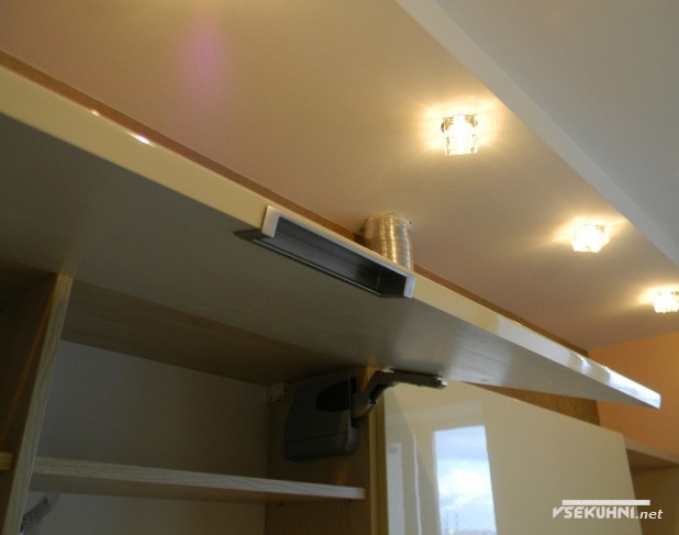 Натяжные потолки на угловой кухне в бежевом цвете - фото
