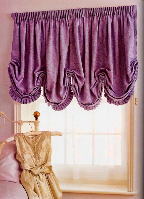 Чтобы шторы не пропускали свет, необходимо выбирать более плотную ткань или делать шторы на подкладке