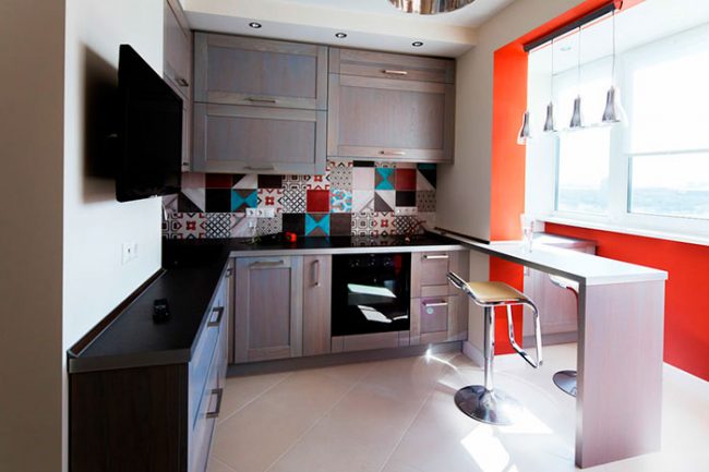 Барная стойка может разграничивать пространство между кухней и другими помещениями