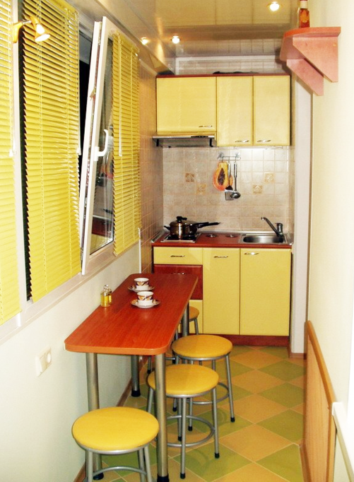 кухня на балконе в жёлтых тонах