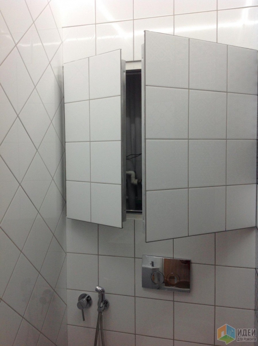 Дизайн туалета с контрастной плиткой, раковиной с тумбой и подсветкой под потолком (16 фото)