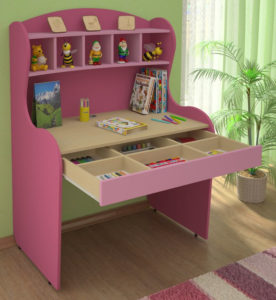 Розовый письменный стол