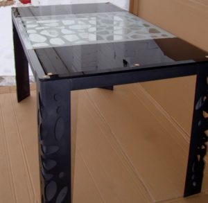 Стеклянный черный стол в кухню