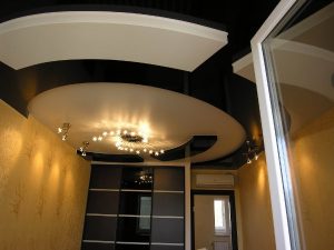 Многоуровневые натяжные потолки рекомендуем для высоких спален