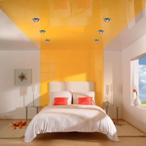 Натяжной потолок броского цвета для спальни
