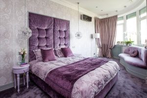 Дизайн маленькой спальной комнаты в фиолетовом цвете