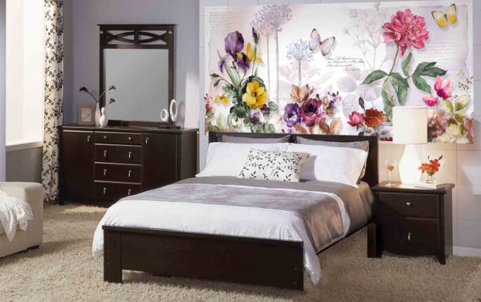 Дизайн спальни с цветами на обоях