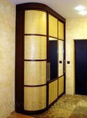 Шкаф-купе в прихожей комнате, декорирован кожей Кайман 