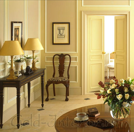 Абрикосовые стены и коричневая мебель