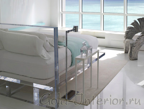 Белый и стеклянный интерьер с видом на бездонные горизонты моря