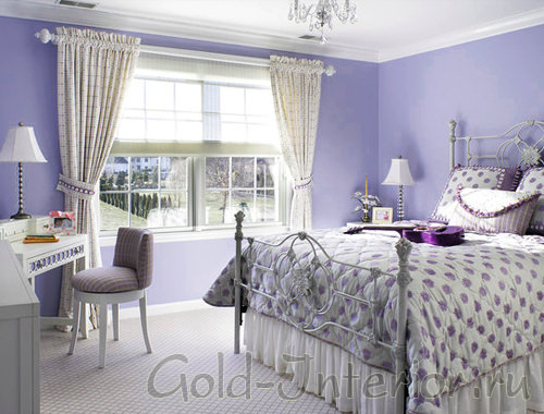 Бледно-фиолетовые стены в белом интерьере спальни