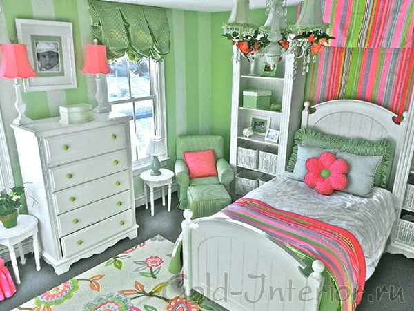 Оформление интерьера детской комнаты для девочки в зелёно-розовой гамме