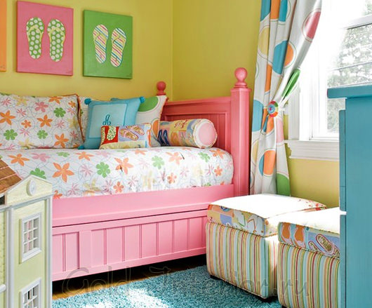 Комната с разноцветным текстилем