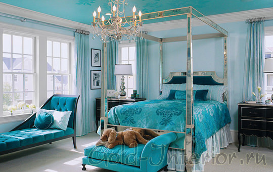 На картинке - изумительный и красивый интерьер спальни в голубом цвете