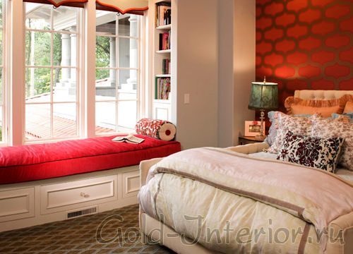 Красная стена в интерьере спальной комнаты