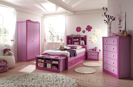 Кровать, шкаф, комод и полки выполнены в едином стиле