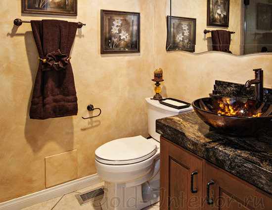 Респектабельная палитра в интерьере туалета: бежевый, коричневый, медный