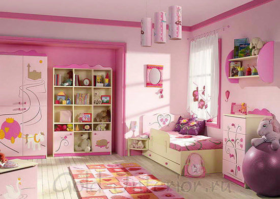 Розовый + фиолетовый + оранжевый цвет в детской для девочки