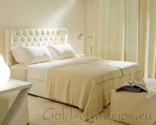 Спальня, оформленная в бело-молочной цветовой палитре