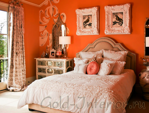 Яркий оранжевый цвет в интерьере спальни
