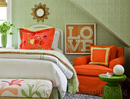 Зелёный и оранжевый цвет в спальне