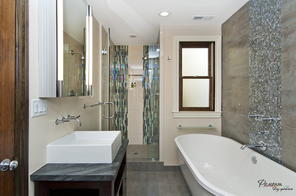 Вертикальные полосы из мелкой зеркальной плитки над ванной и мозаики в душе сужают помещение и поднимают потолок