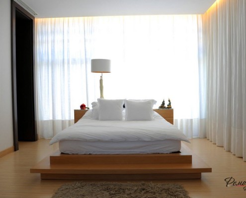 Дизайн современной спальни следует принципам минимализма