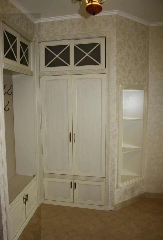 Шкаф для одежды в прихожей в стиле прованс