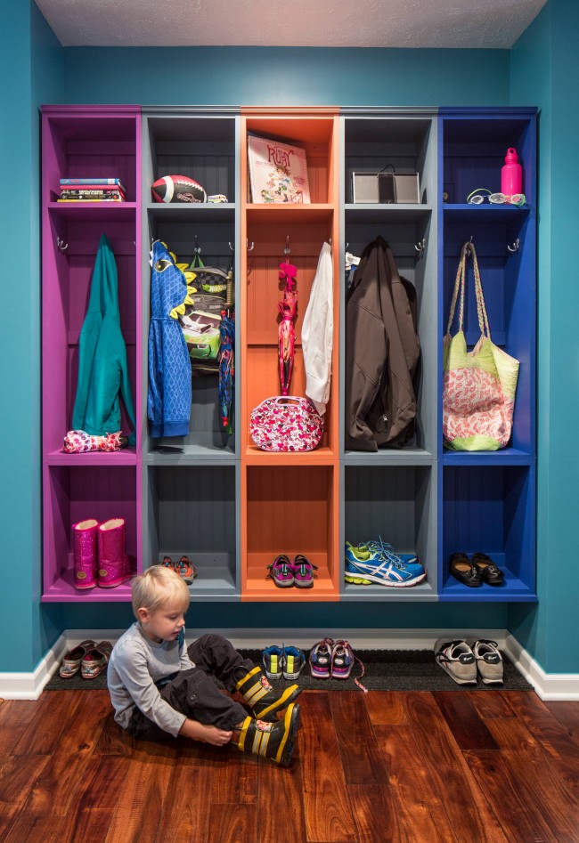 Разноцветный шкаф-вешалка для современной семьи
