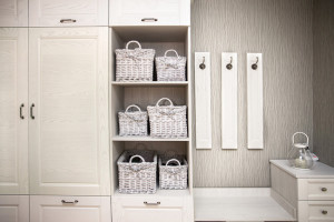 Удобный шкаф в прихожей оформленный в белом цвете
