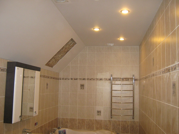 Точечные светильники на потолке в ванной на мансарде