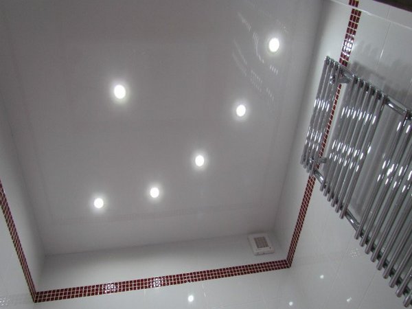 Точечные светильники на потолке в ванной