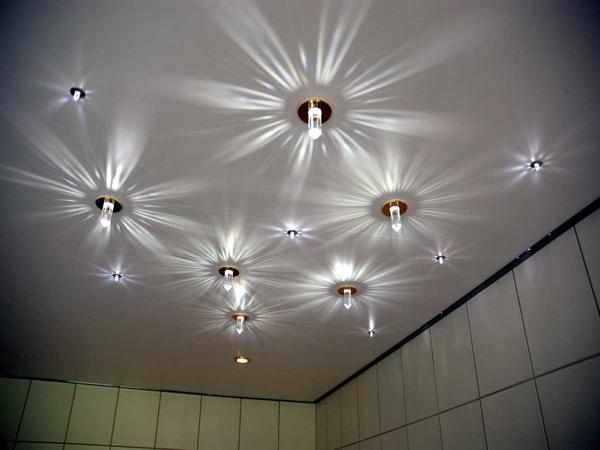 Дизайн светильников на натяжных потолках