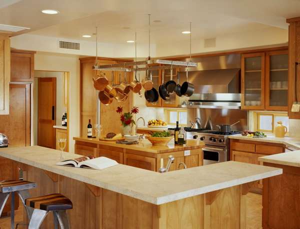 Интерьер кухни столовой в частном доме - дизайн с деревянной отделкой