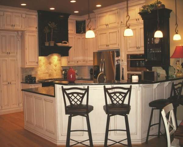 Дизайн интерьера частного дома - фото кухни с барной стойкой