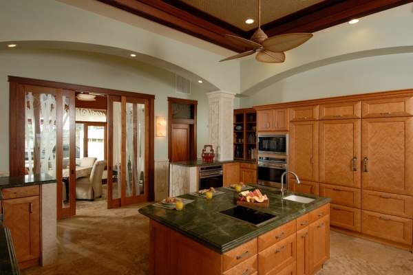 Шикарный дизайн кухни с раздвижными дверями в гостиную