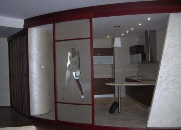 Радиусные раздвижные двери на кухню - стеклянная перегородка