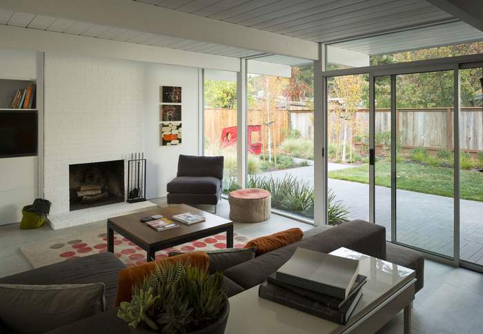 Дизайн гостиной с панорамным окном - фото в интерьере частного дома