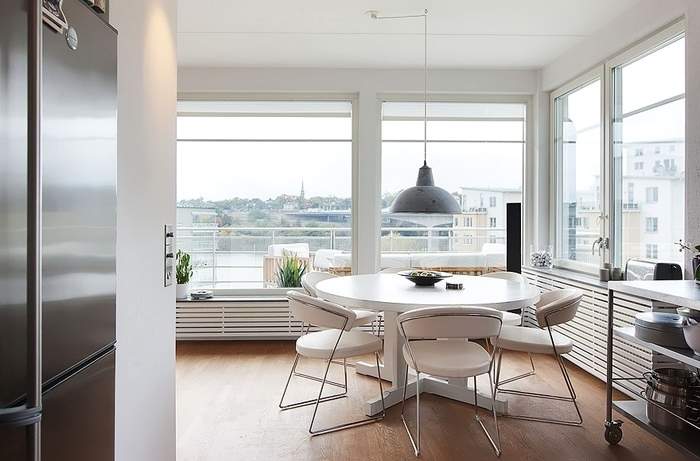 Дизайн кухни с панорамными окнами в угловой квартире