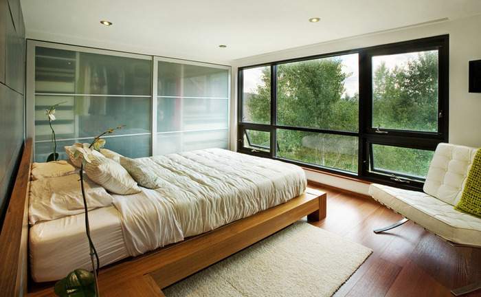 Спальня с панорамными окнами - фото в интерьере дома