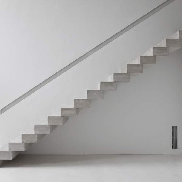 Виды лестниц в частном доме - консольная лестница из бетона
